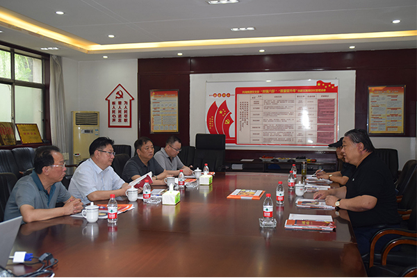 臨汾市市場監(jiān)督管理局局長、非公企業(yè)黨委書記張東紅<br>在科海集團調(diào)研非公黨建工作